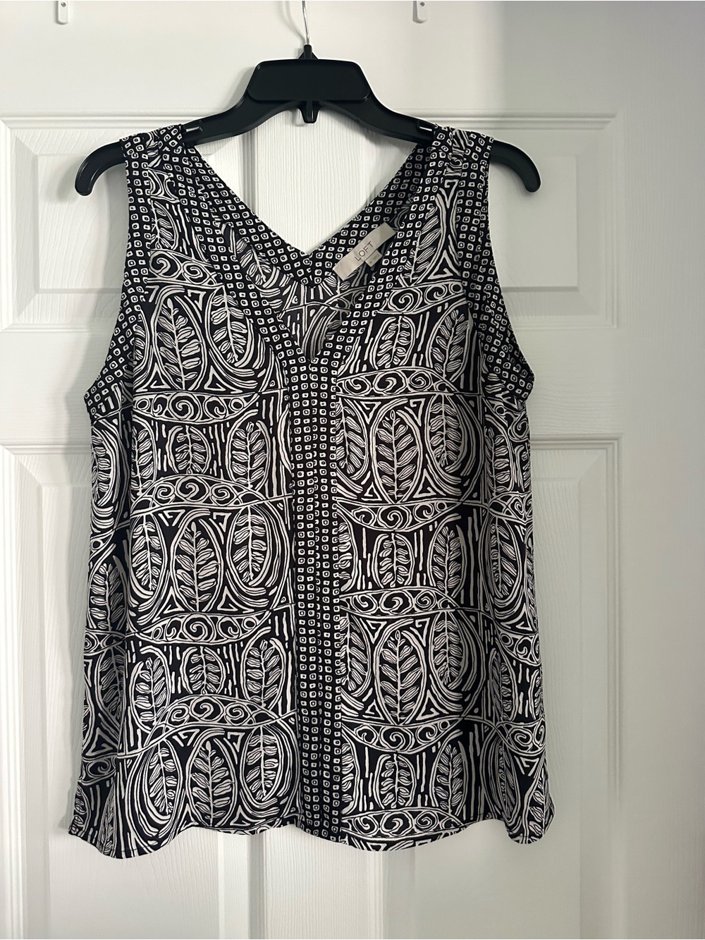 LOFT Black and White Sleeveless V-Neck Patterned top